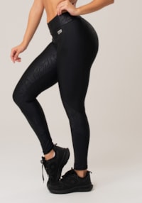 Calça legging shine preto texturizada com recortes dlk