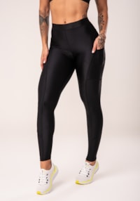 Legging fitness feminina preto com bolsos laterais e elástico flow
