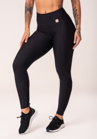 Legging fitness feminina preto com recortes e pesponto flow