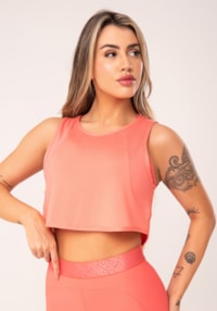 Cropped feminino coral com recortes flow