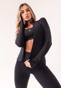 Casaco feminino preto gola alta e zíper oasis