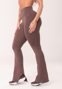 Calça flare feminina marrom com fenda oasis
