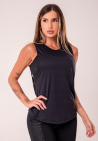 Camiseta fitness feminina preto com maxi cava reflections