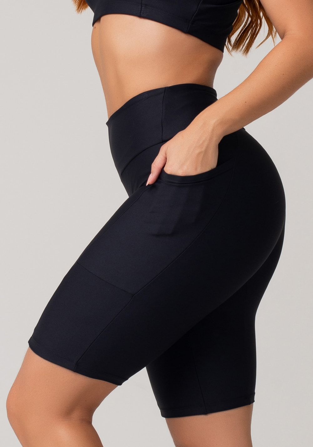 Bermuda de treino feminina preta com bolsos básica
