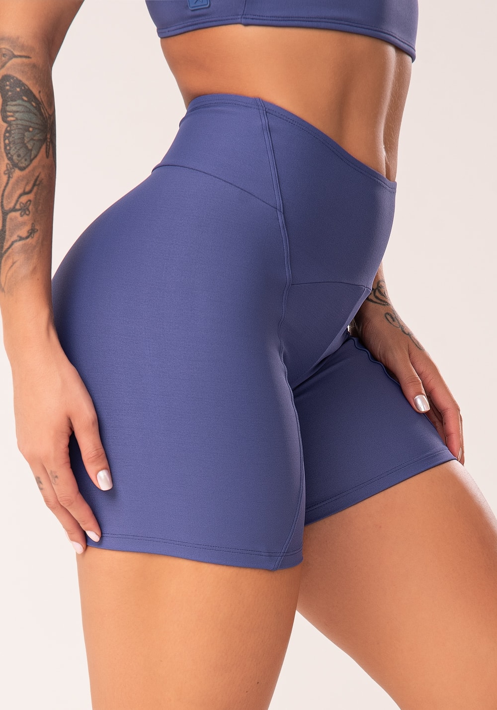 Bermuda fitness feminina azul com recortes e pesponto flow