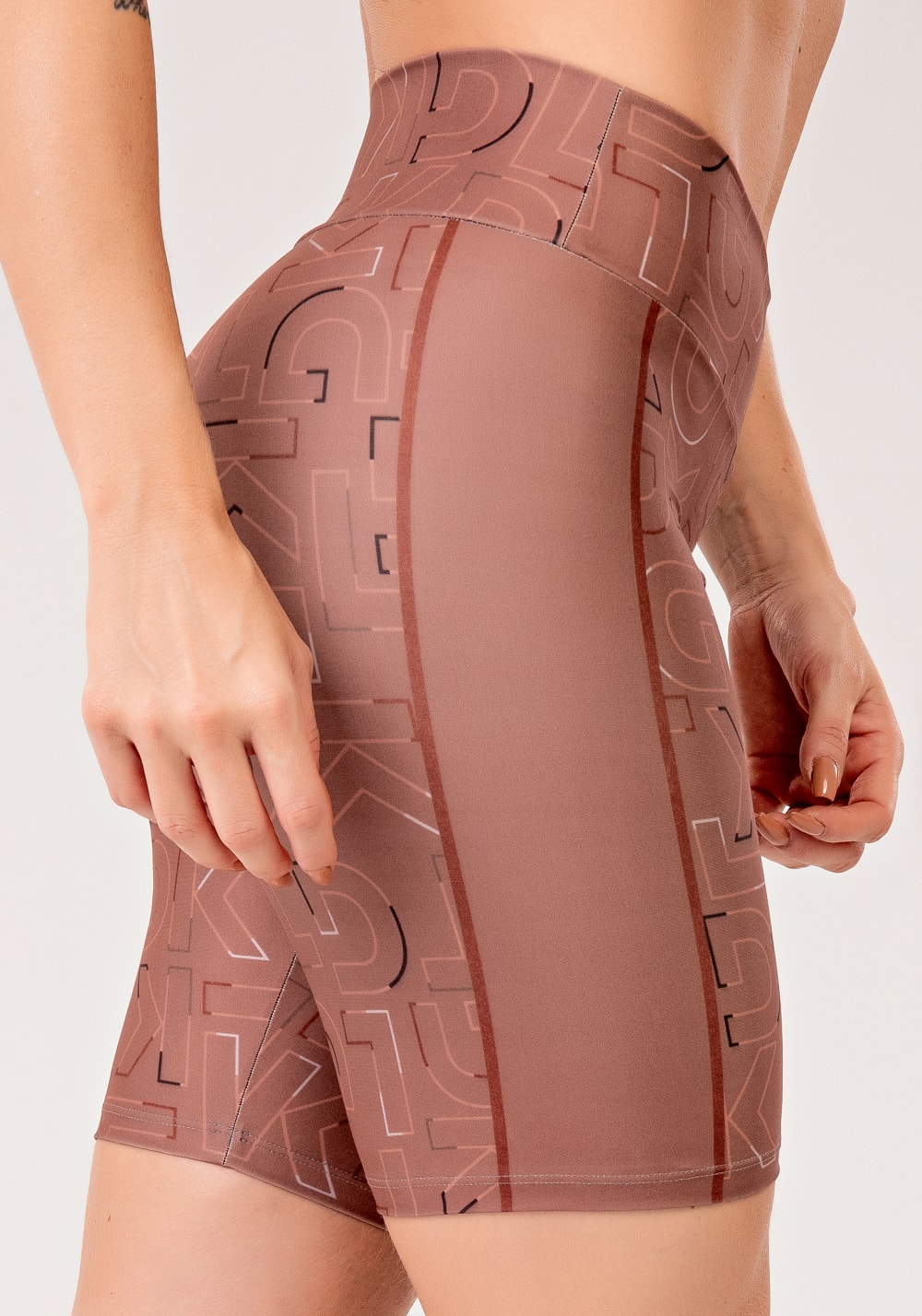 Bermuda fitness feminina estampada logomania marrom printed mousse