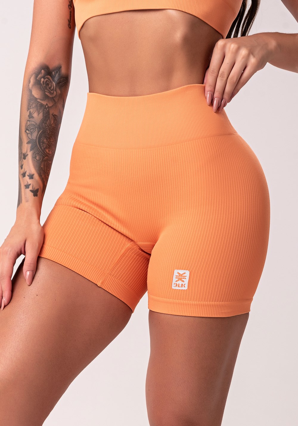Bermuda fitness feminina laranja com cós alto texturizada seamless