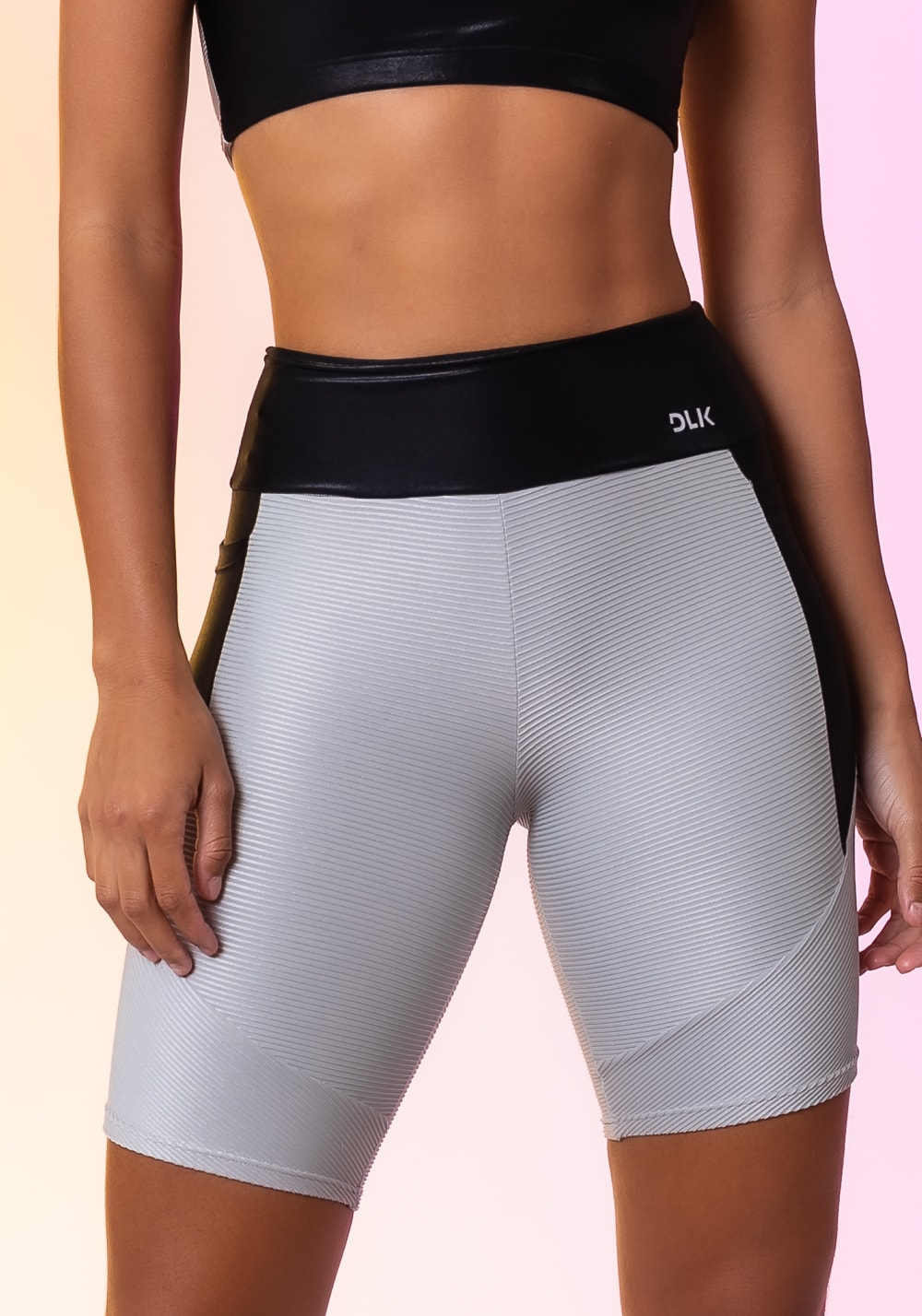 Bermuda modelo ciclista happiness com bolso preta e prata dlk