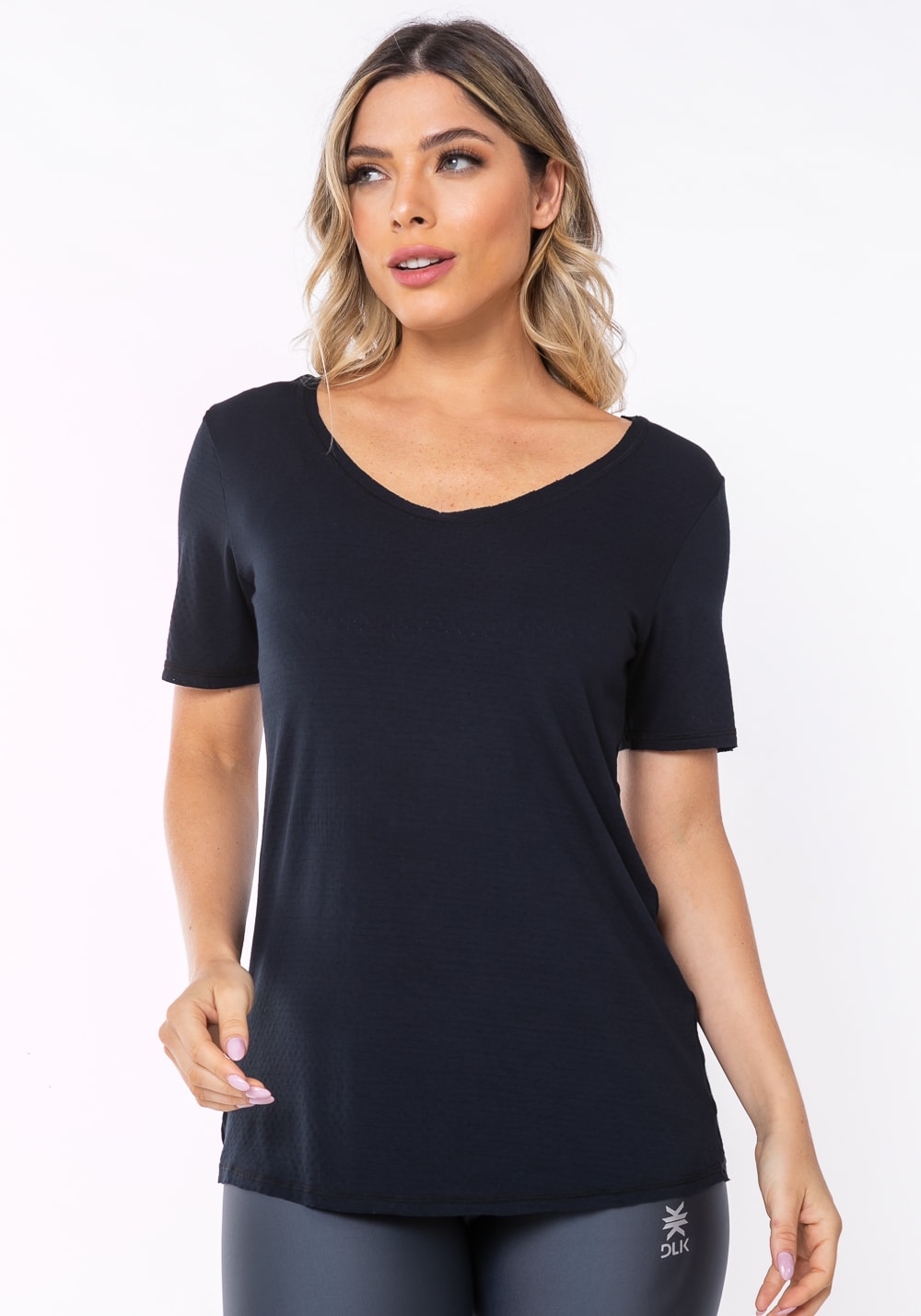 Blusa equilibrium preta com gola aberta