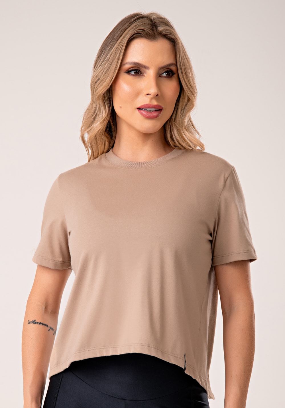 Blusa feminina de algodão nude com abertura nas costas lush