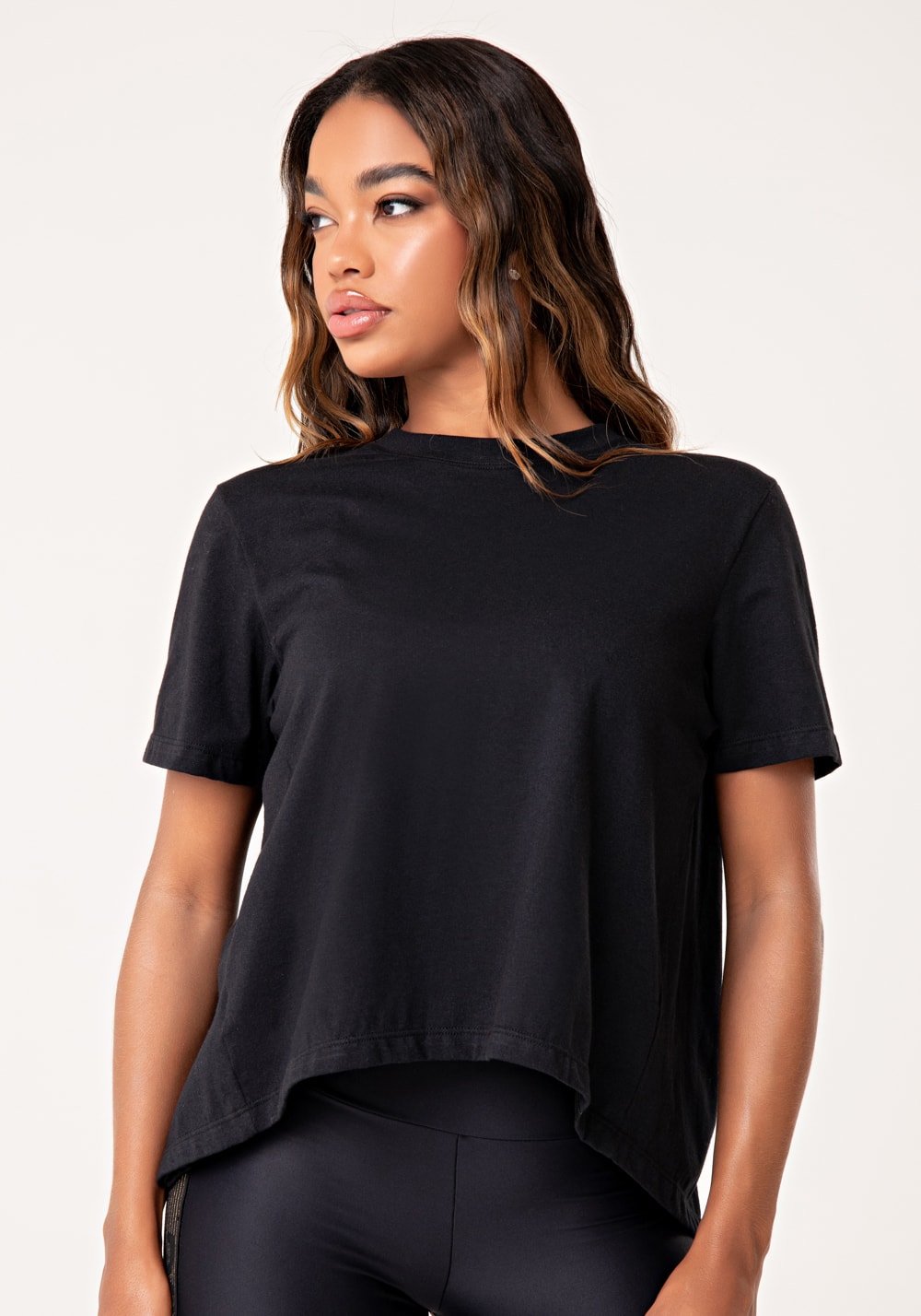 Blusa feminina de algodão preto com abertura nas costas lush
