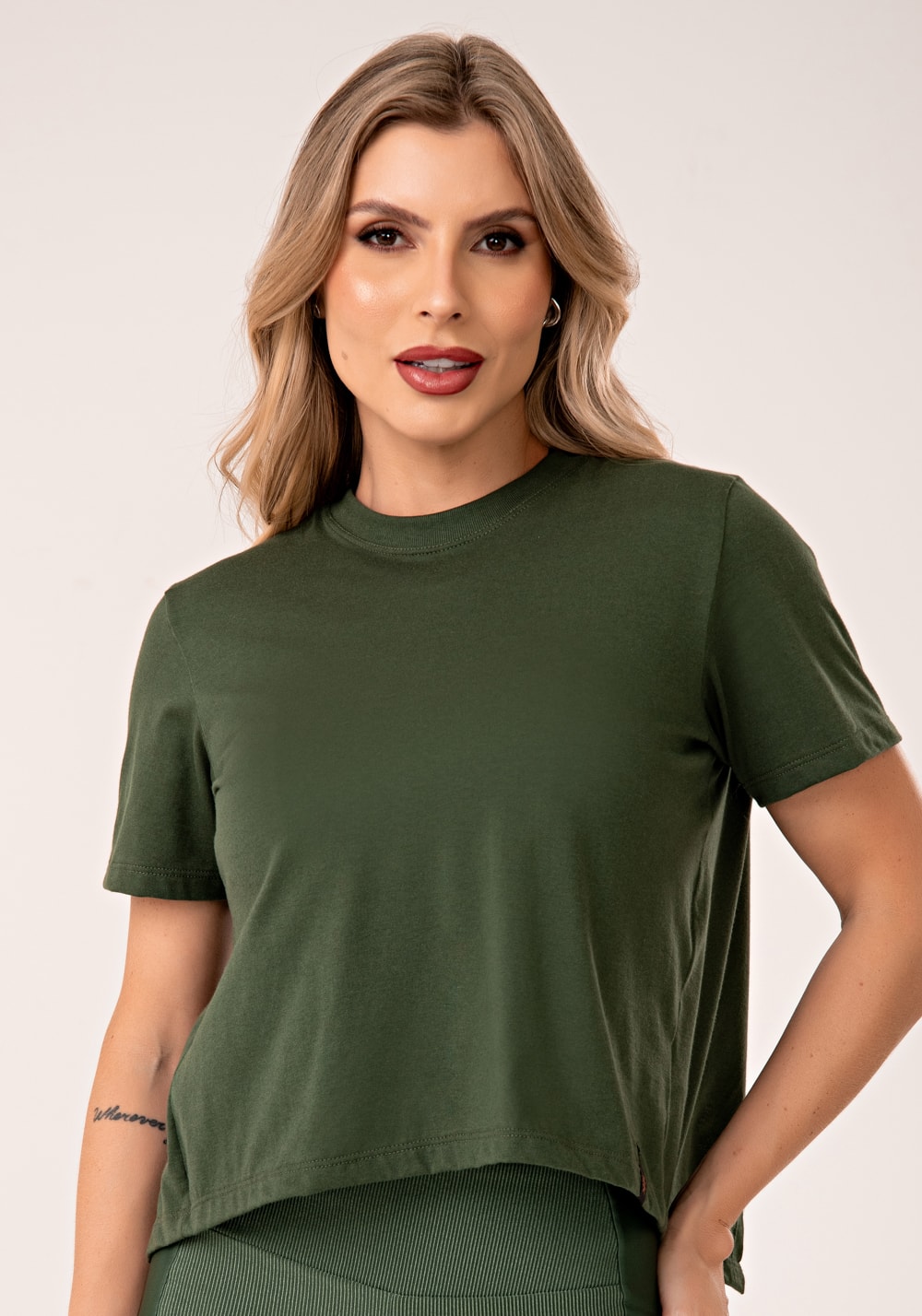 Blusa feminina de algodão verde com abertura nas costas lush
