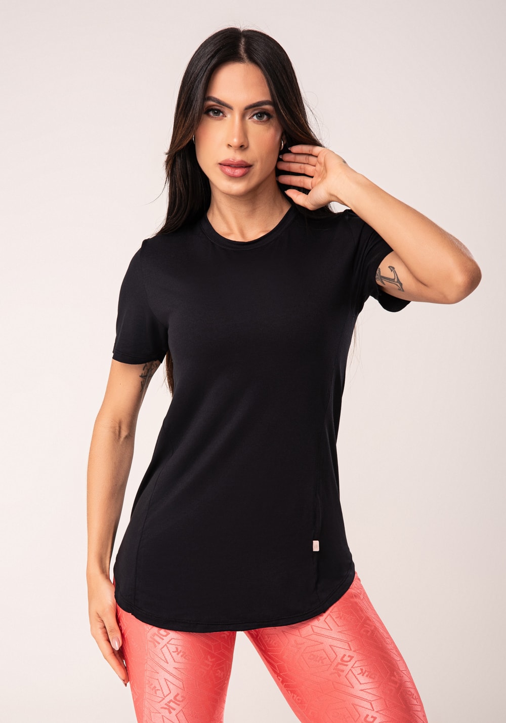 Blusa fitness feminina preto alongada manga curta com recortes flow