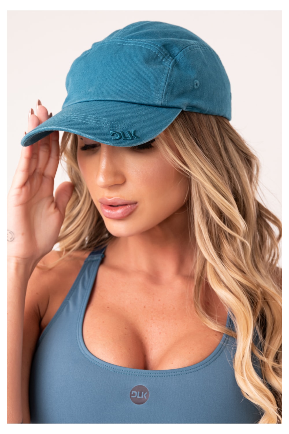 Boné bordado azul dlk