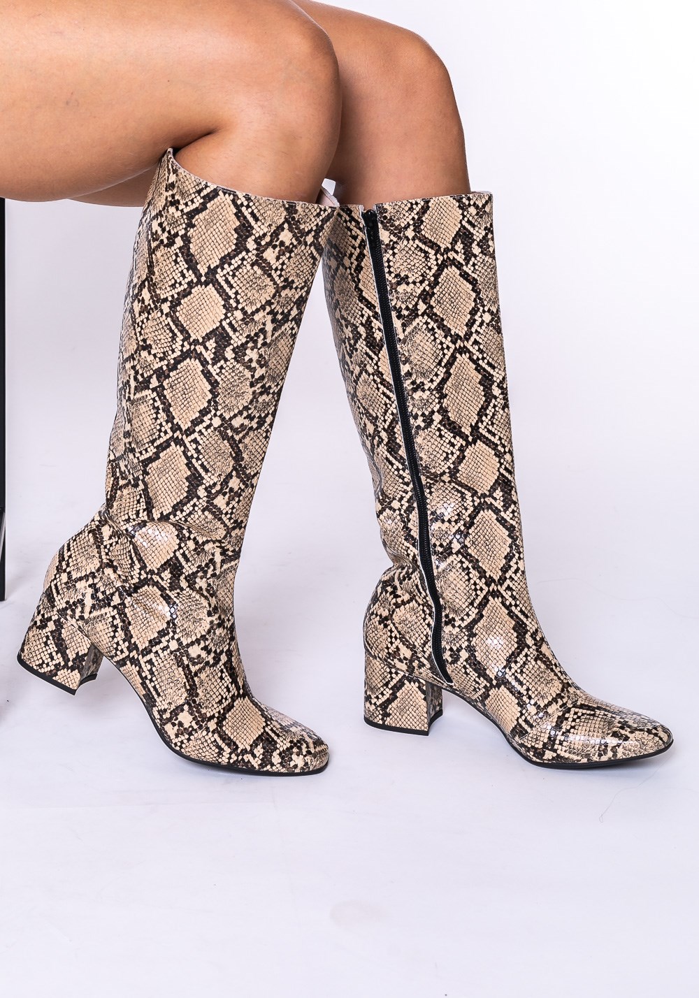 Bota modelo skin shoes texturizada animal print cobra