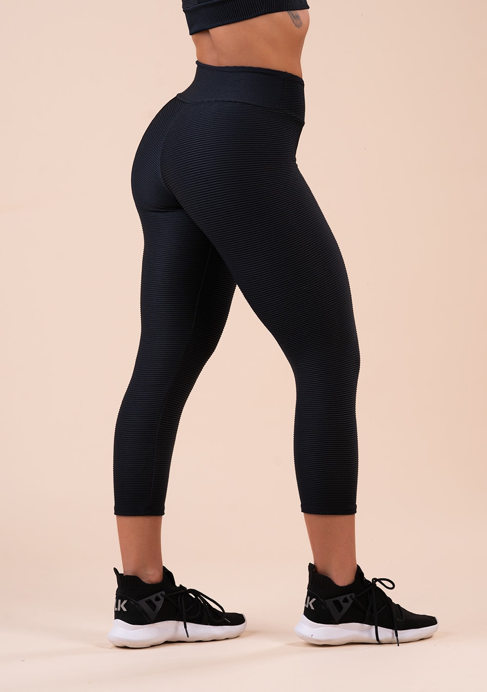 Calça corsário fitness feminina preta canelada action dlk