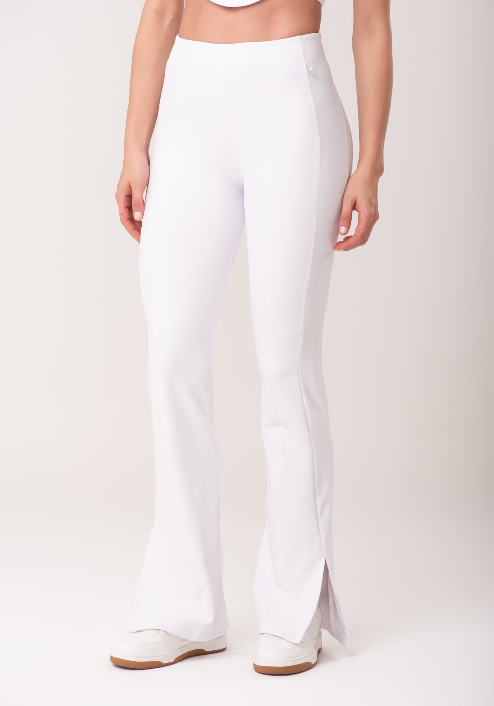 Calça flare branco com fenda new age dlk