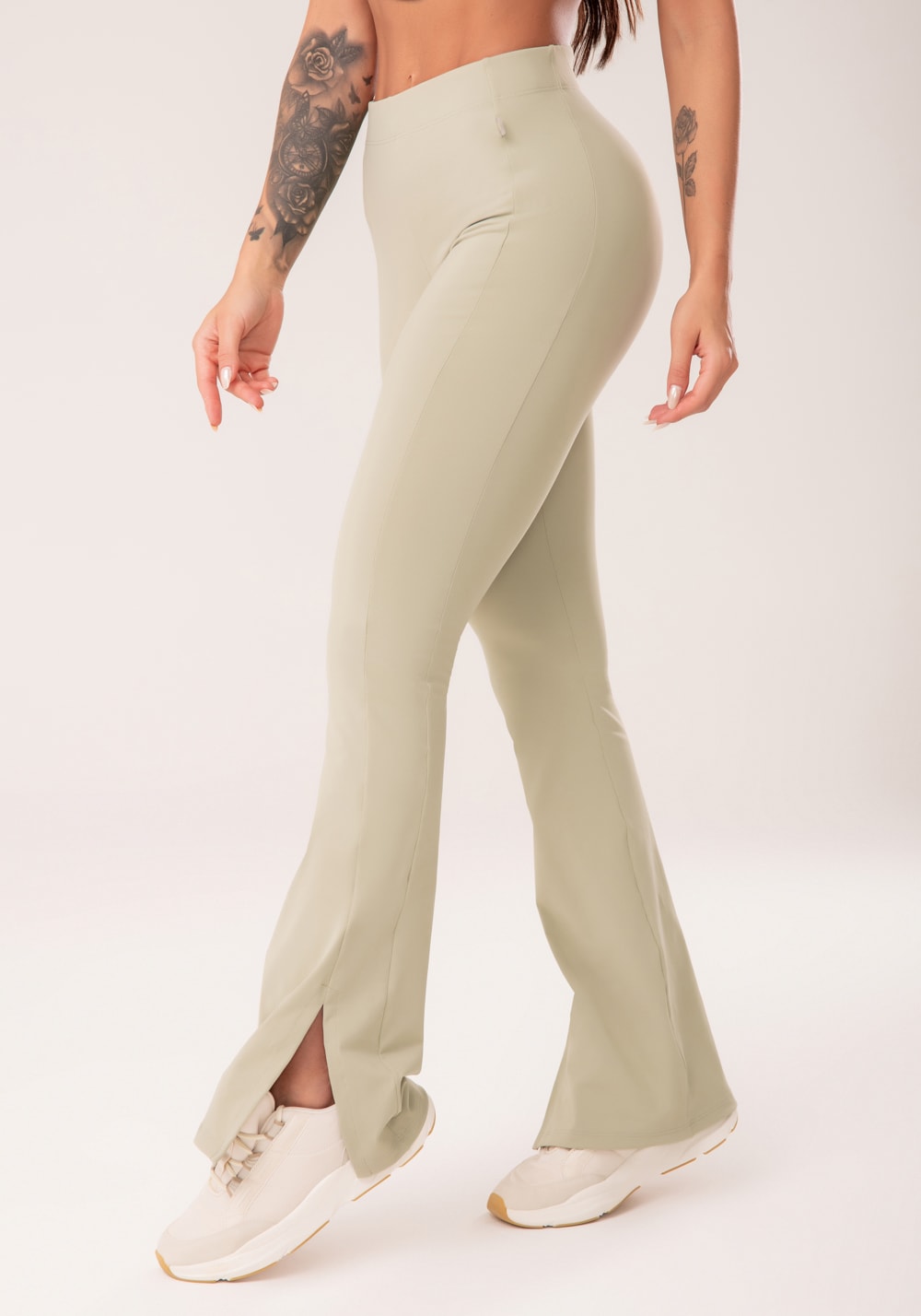 Calça flare feminina oliva com fenda harmony