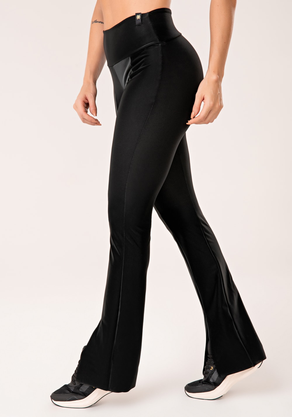 Calça flare feminina preto com fenda lush