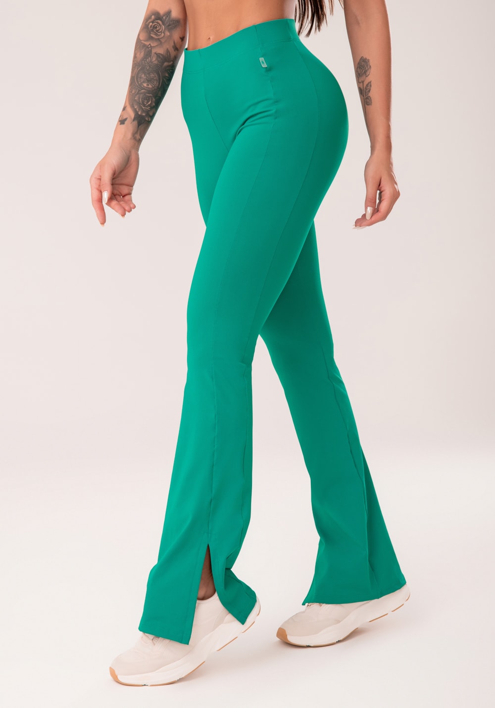 Calça flare feminina verde com fenda harmony