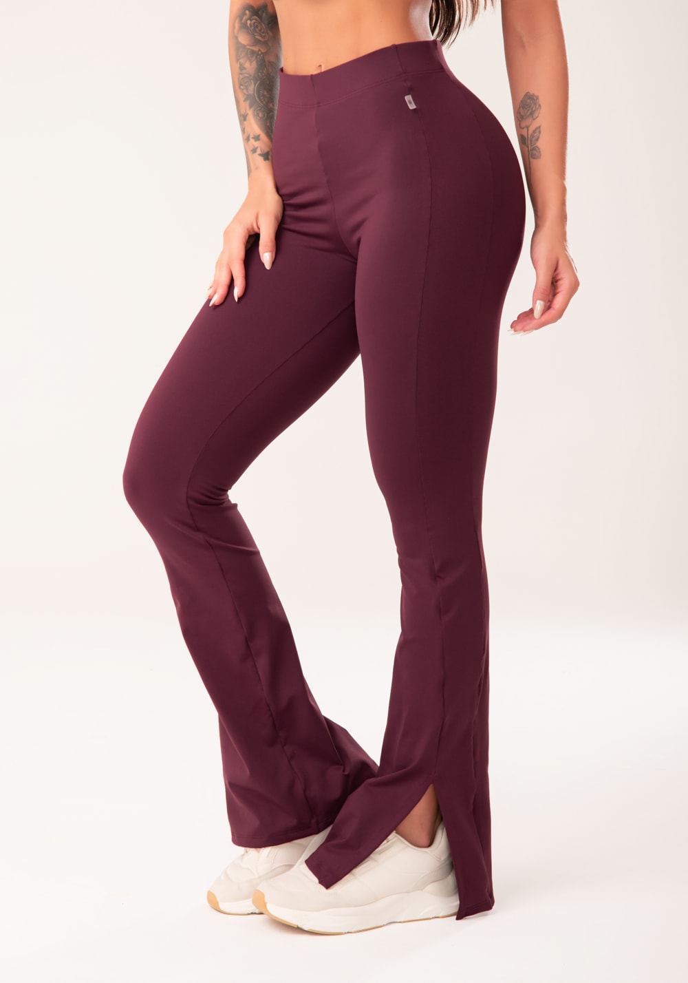 Calça flare feminina vinho com fenda harmony
