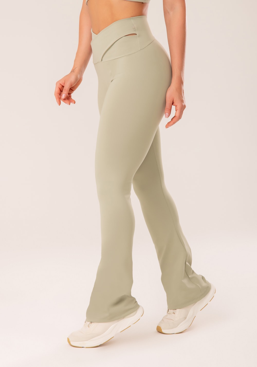 Calça flare oliva cós transpassado harmony