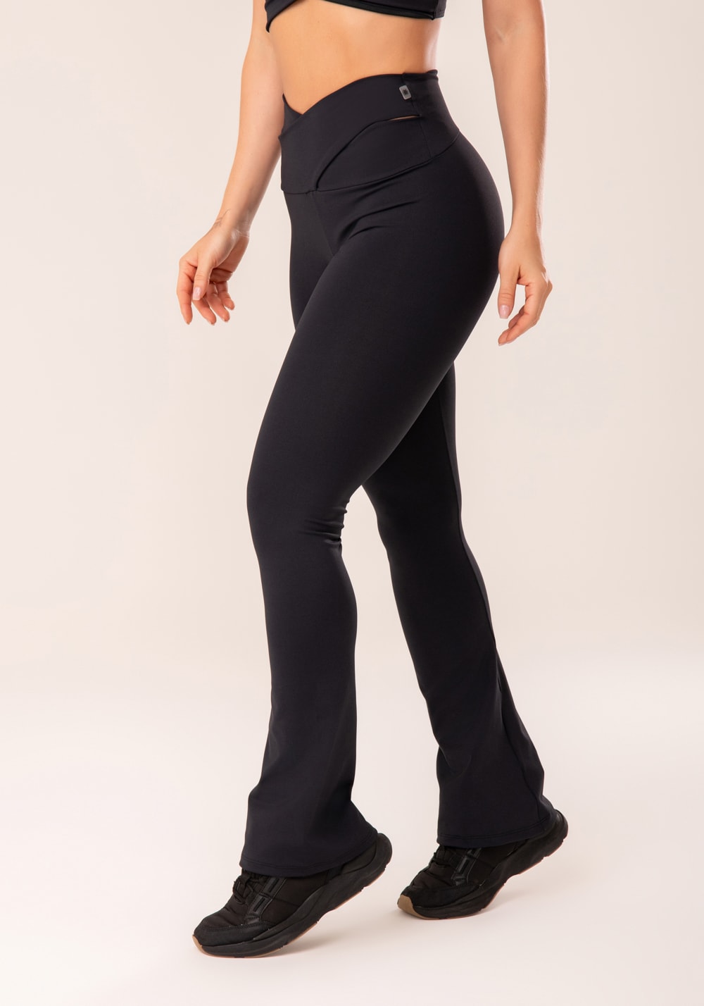 Calça flare preto cós transpassado harmony dlk