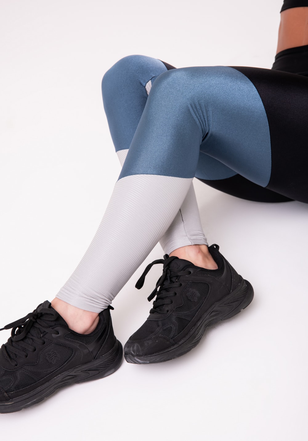 Calça legging happiness com recortes preta, azul marinho e prata dlk