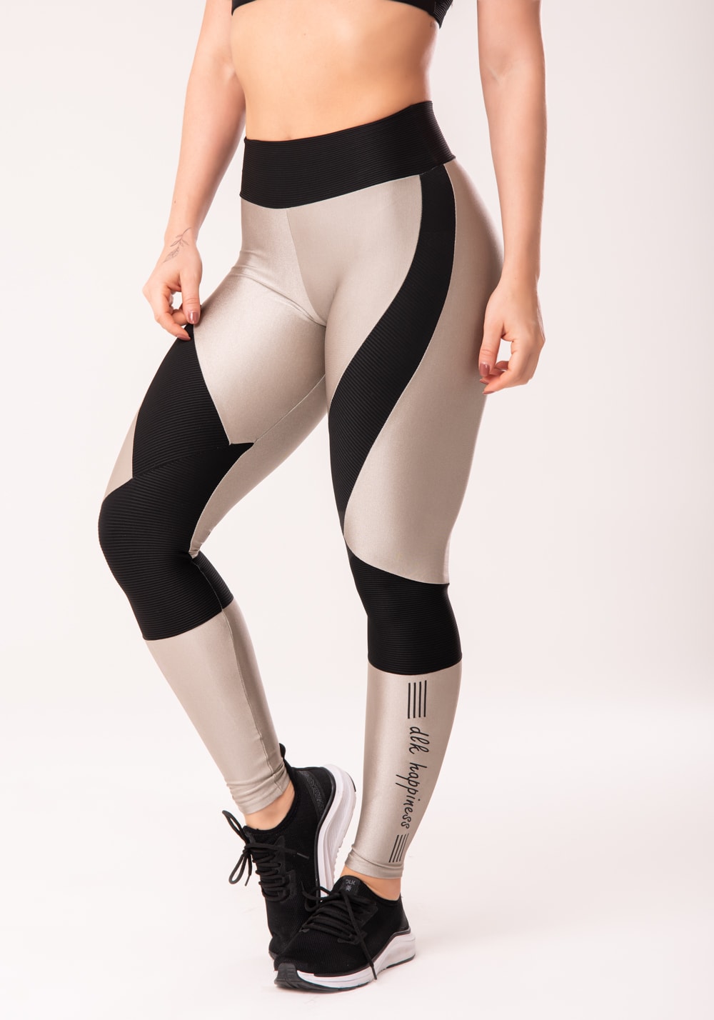 Calça legging happiness com recortes texturizados preta e prata dlk
