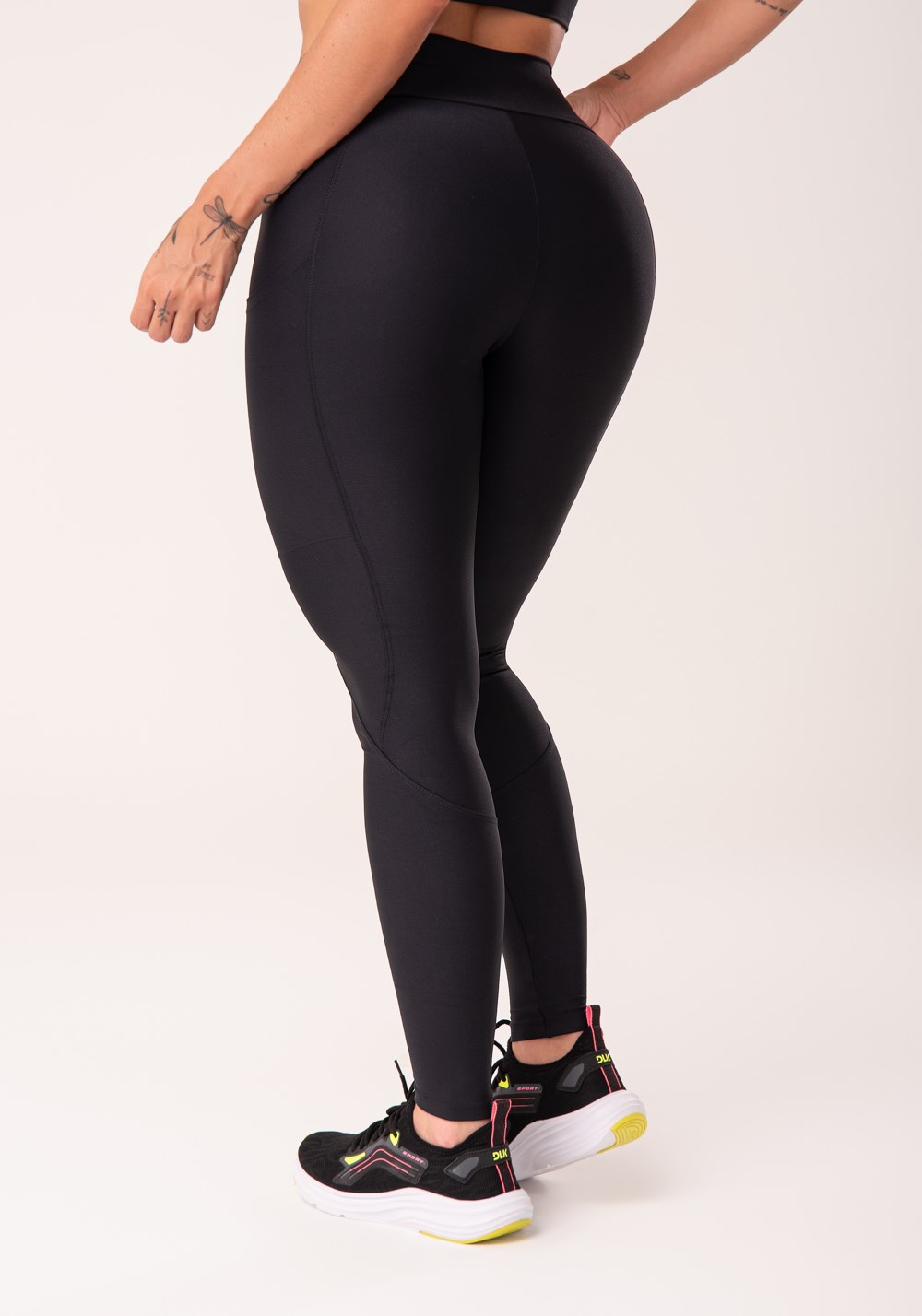 calça legging preta brilhante