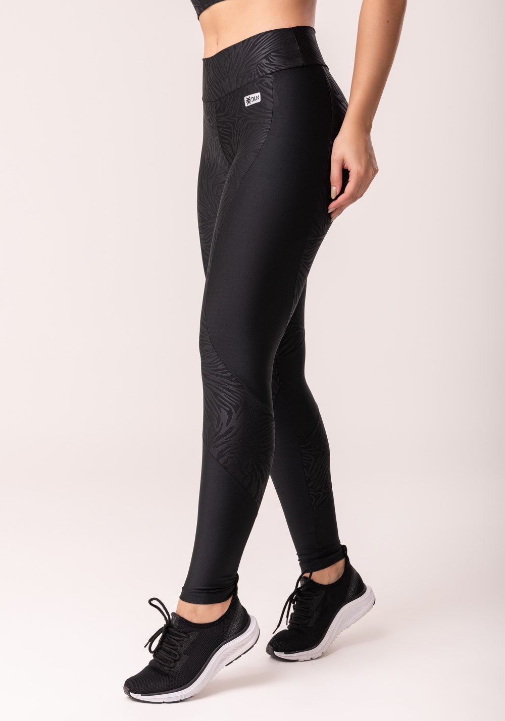 Calça legging shine preto texturizada com recortes