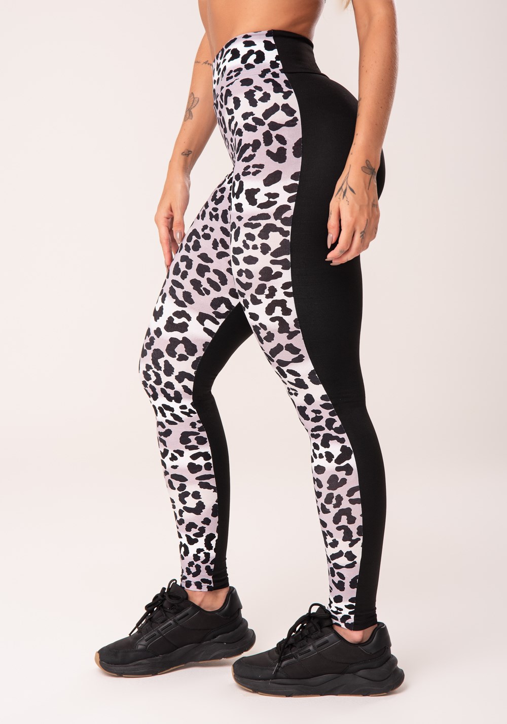 Calça legging wild preta com estampa de leopardo cinza