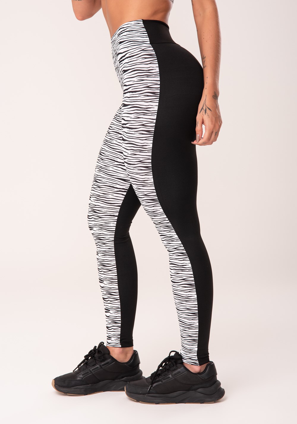 Calça legging wild preta com estampa de zebra