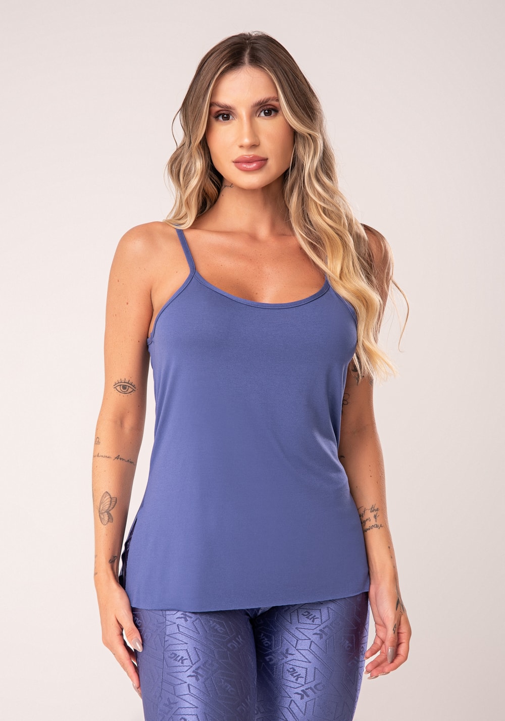 Camiseta feminina azul alças finas flow