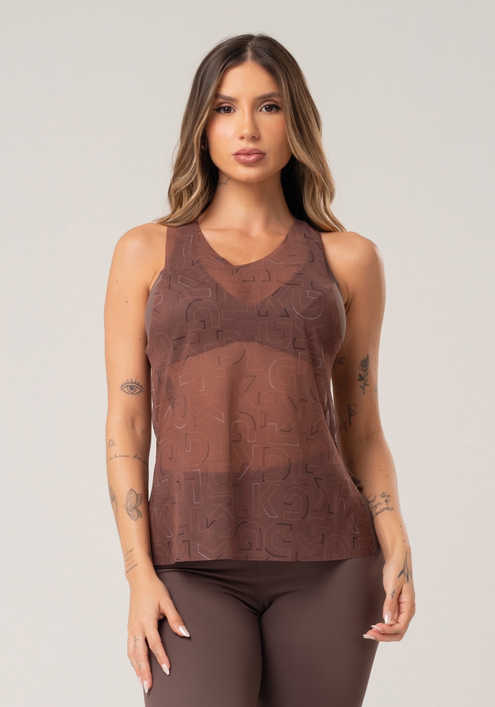 Camiseta feminina de tule com abertura lateral estampada logomania mar