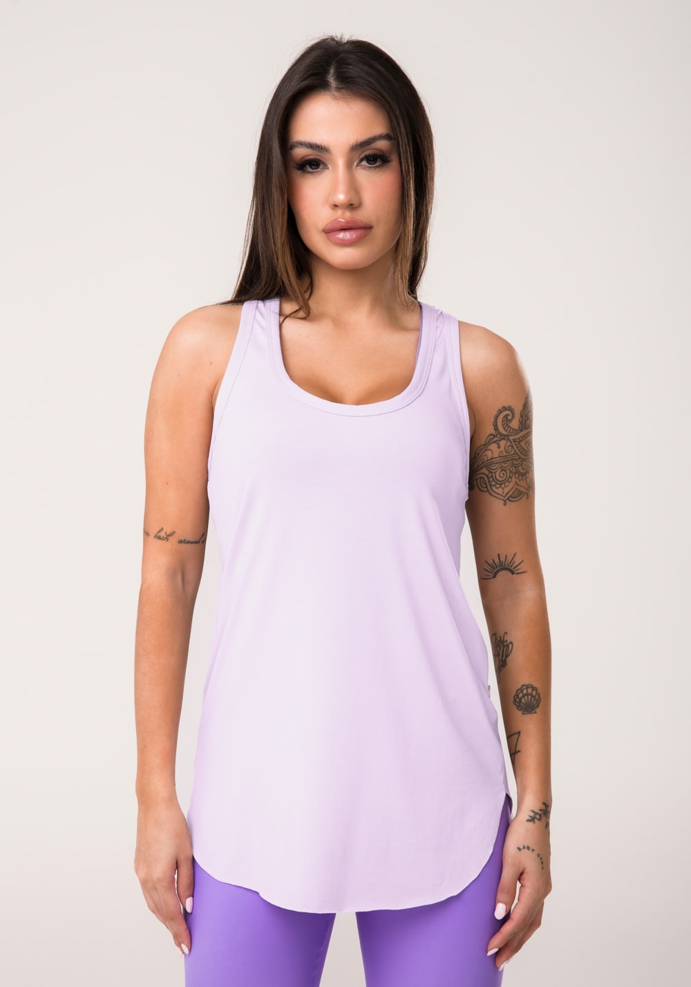 Camiseta fitness feminina alongada lilás aura