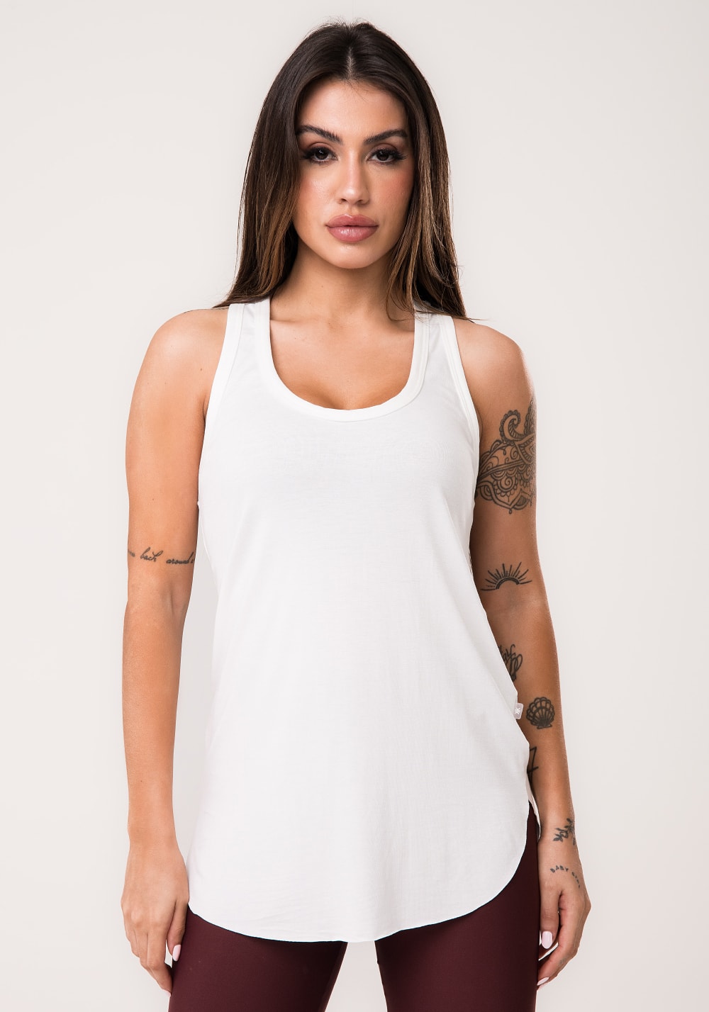 Camiseta fitness feminina alongada off white aura