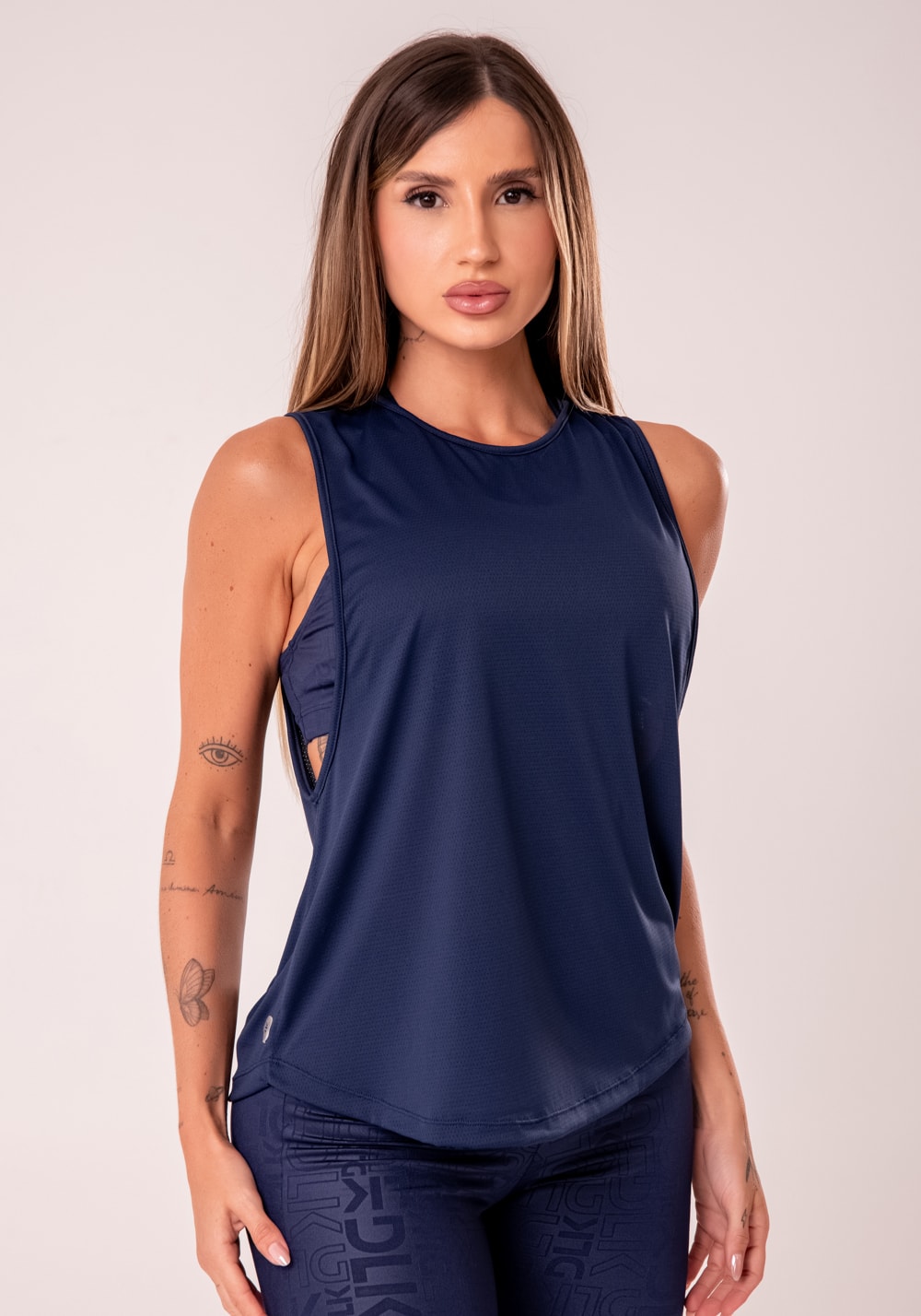 Camiseta fitness feminina azul marinho com maxi cava reflections