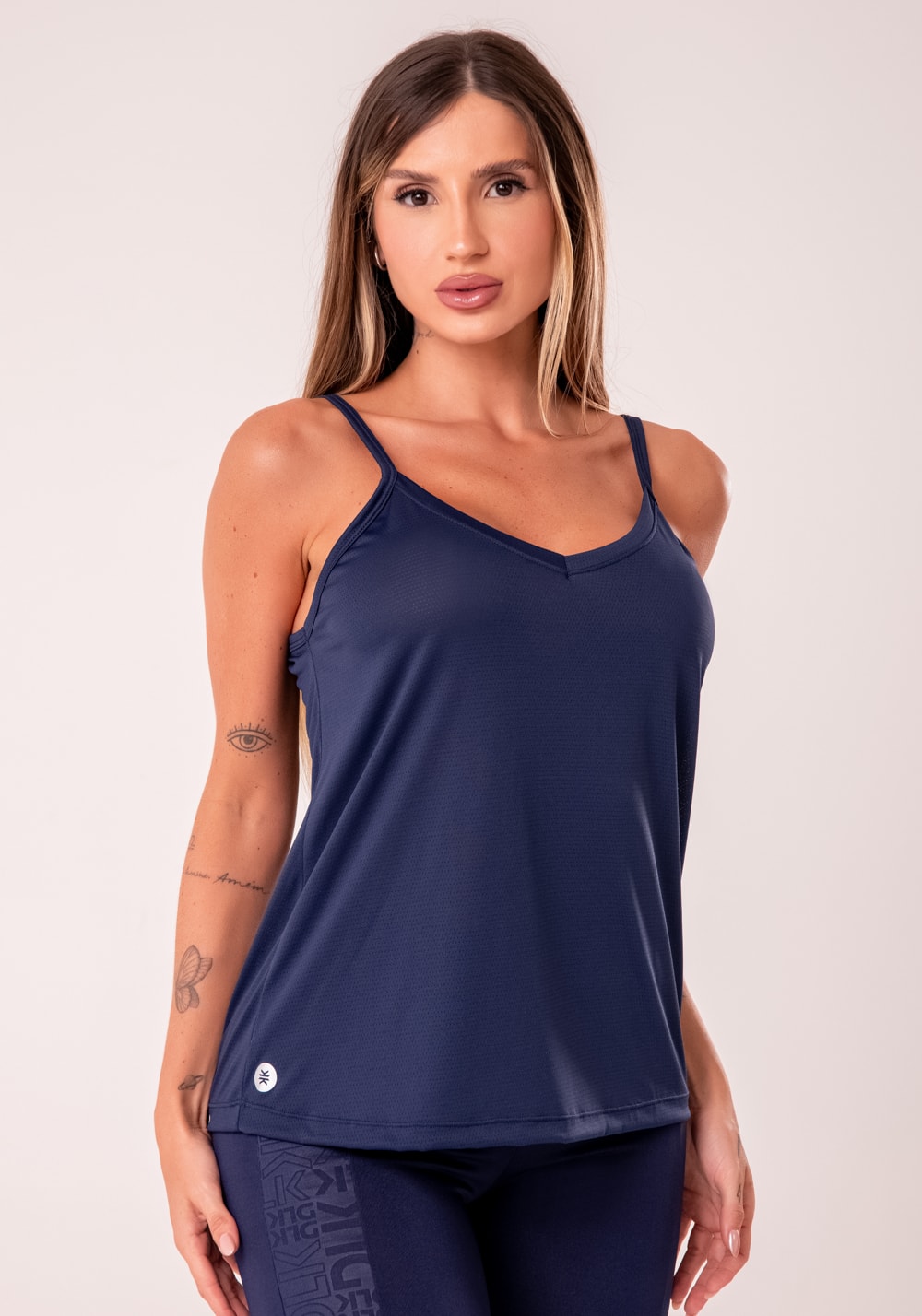 Camiseta fitness feminina azul marinho de alcinha com decote v reflect