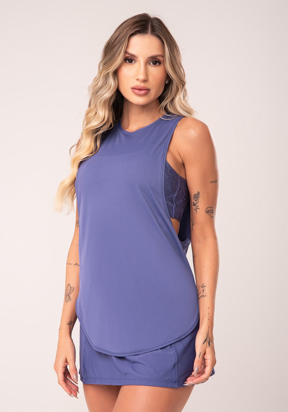 Camiseta fitness feminina azul maxi cava alongada flow