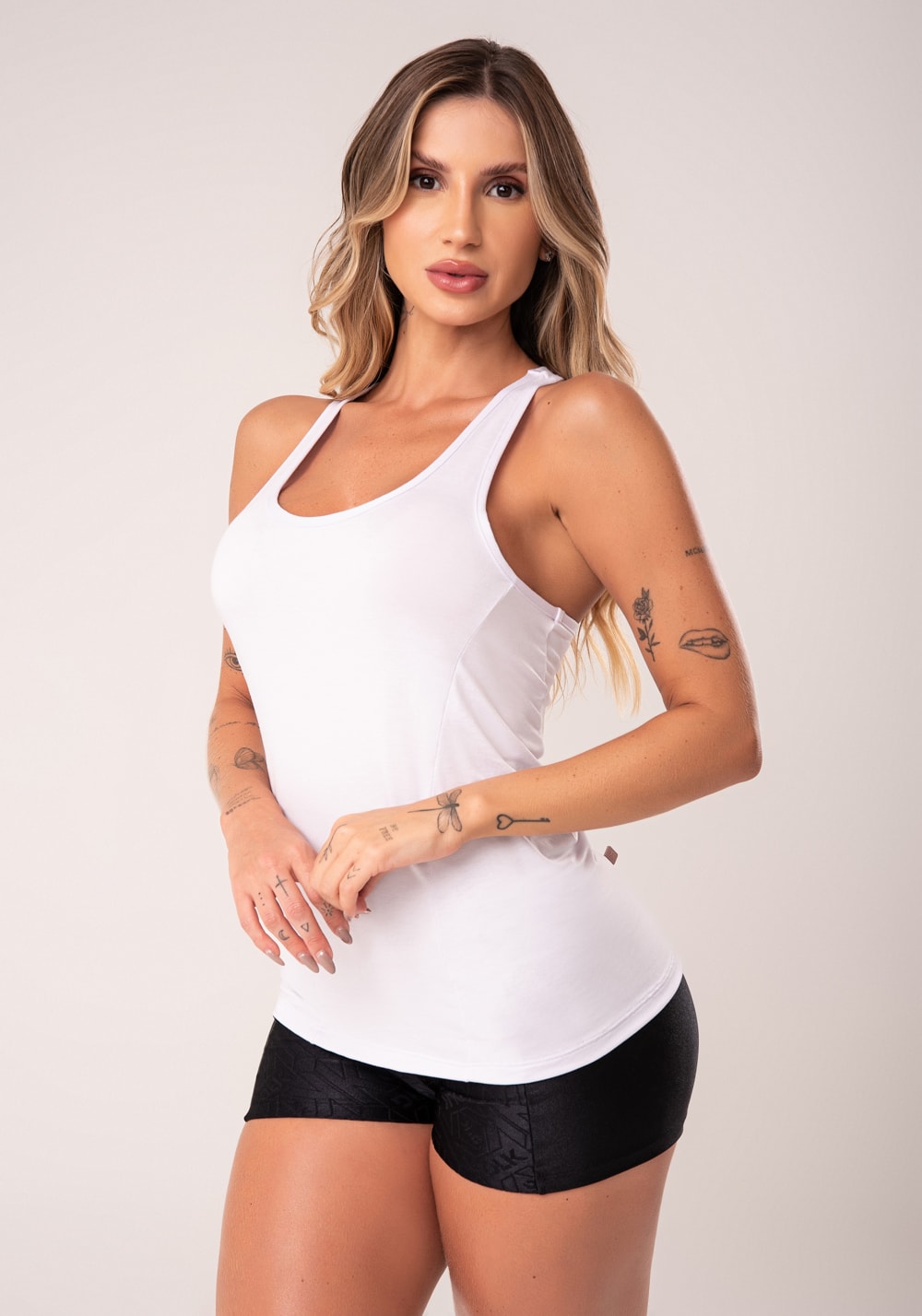 Camiseta fitness feminina branco modelo nadador com recortes flow