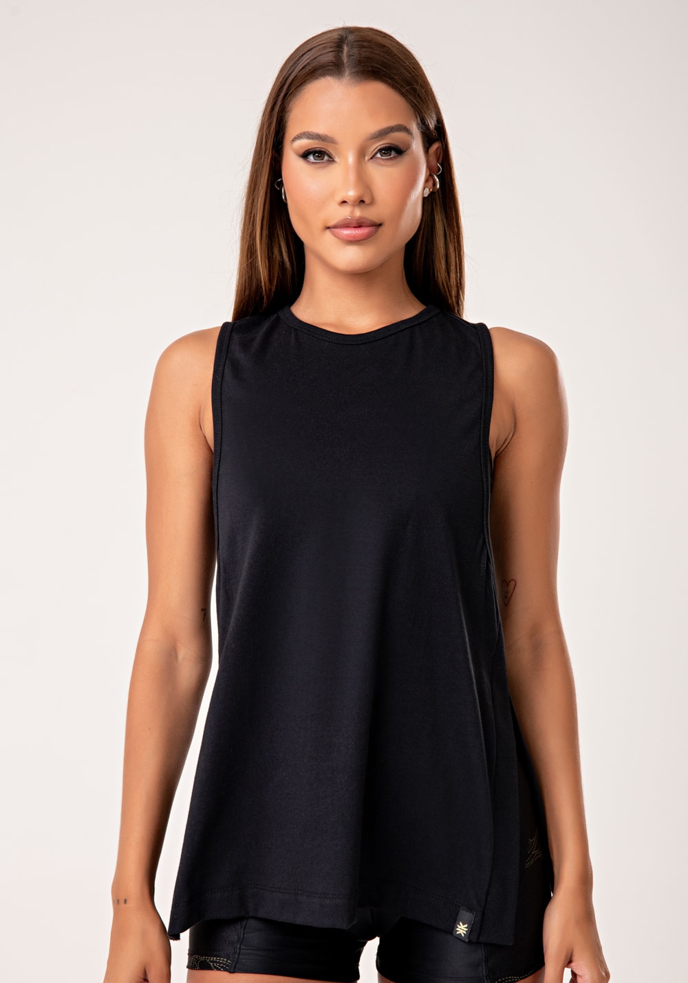 Camiseta fitness feminina de algodão preto com fenda lateral lush