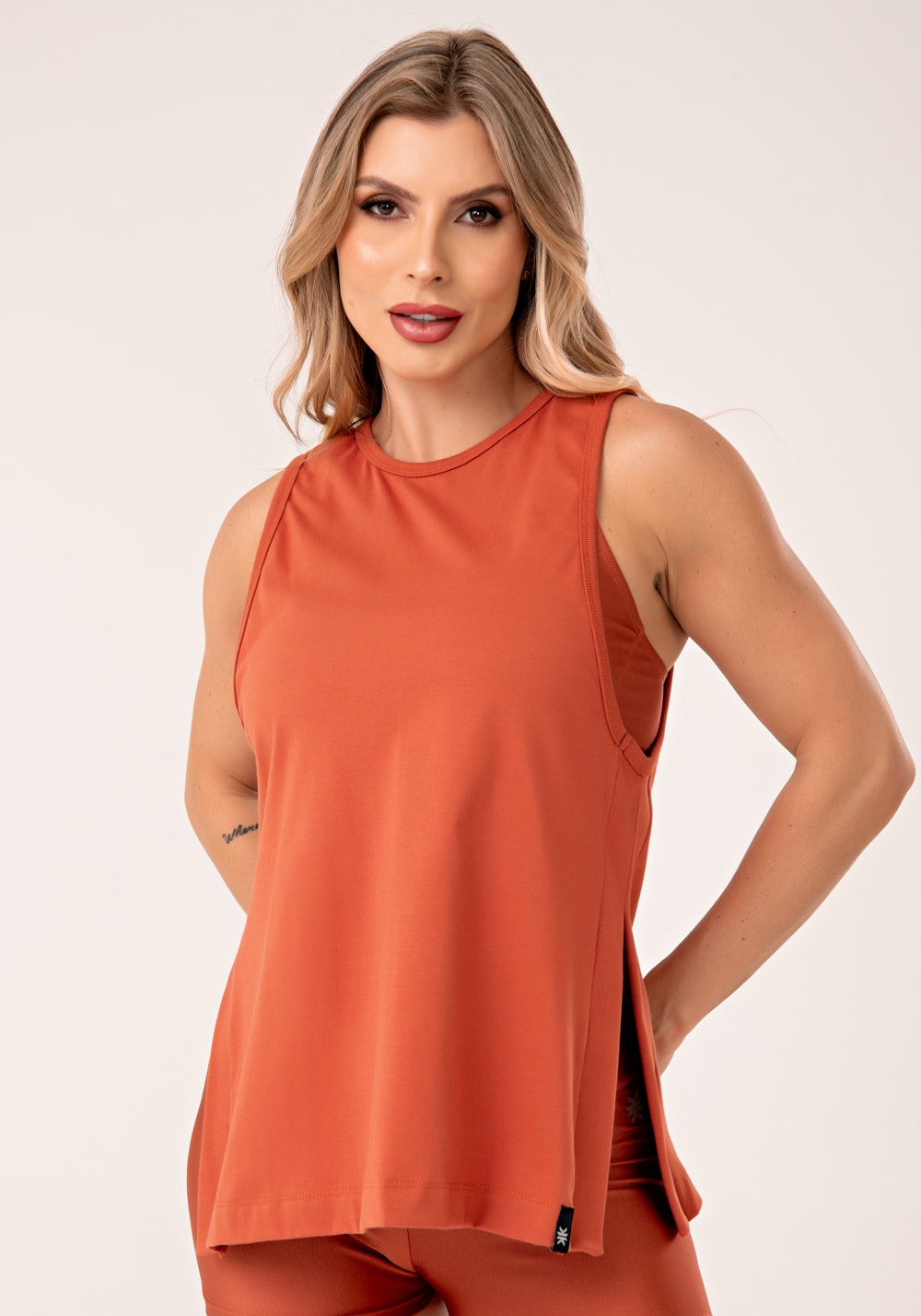 Camiseta fitness feminina de algodão terracota com fenda lateral lush