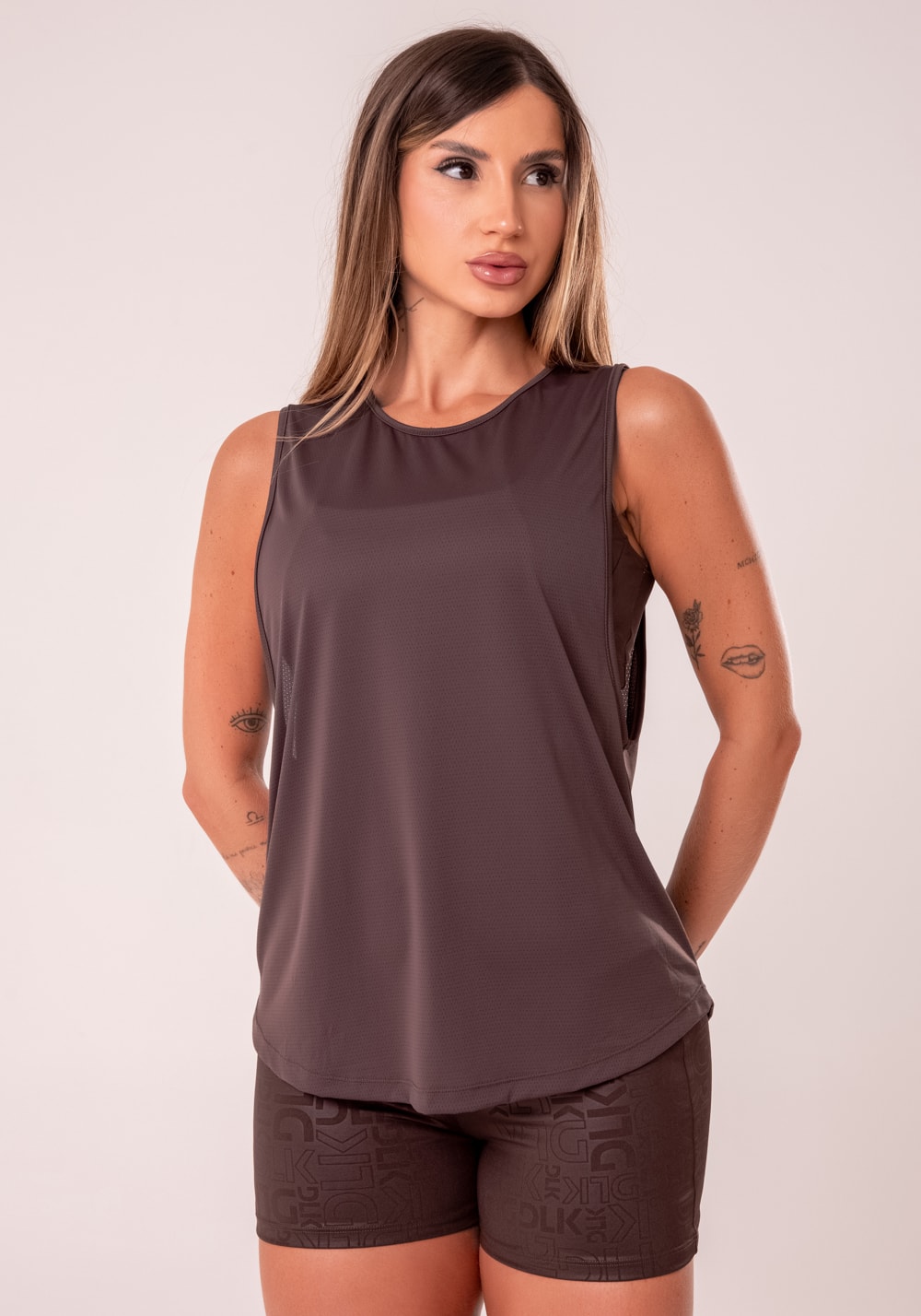 Camiseta fitness feminina marrom com maxi cava reflections