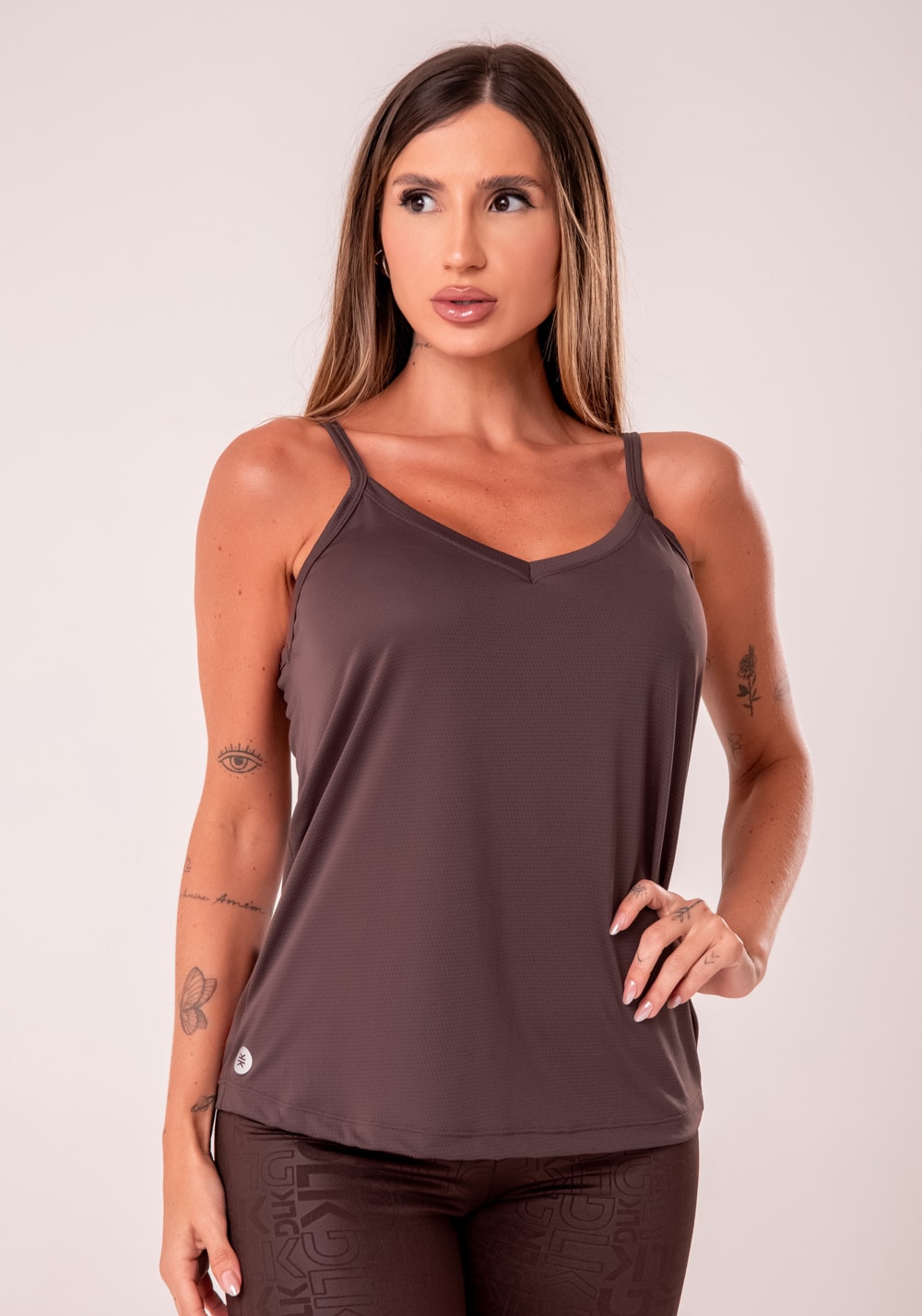 Camiseta fitness feminina marrom de alcinha com decote v reflections