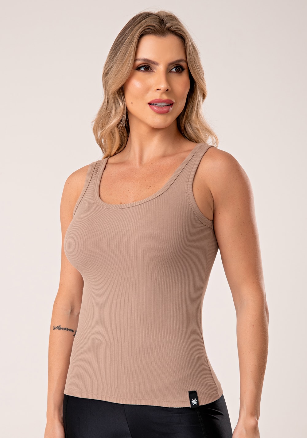 Camiseta fitness feminina nude canelada lush