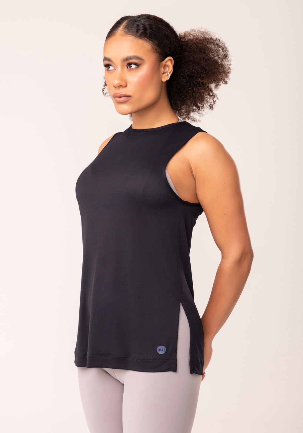 Camiseta fitness feminina preto com fenda lateral oasis