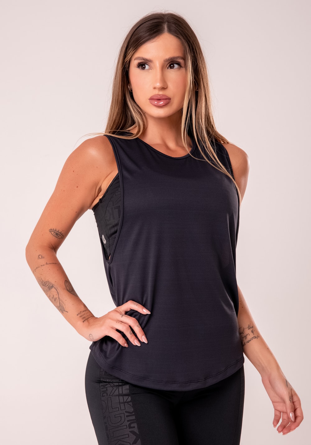 Camiseta fitness feminina preto com maxi cava reflections