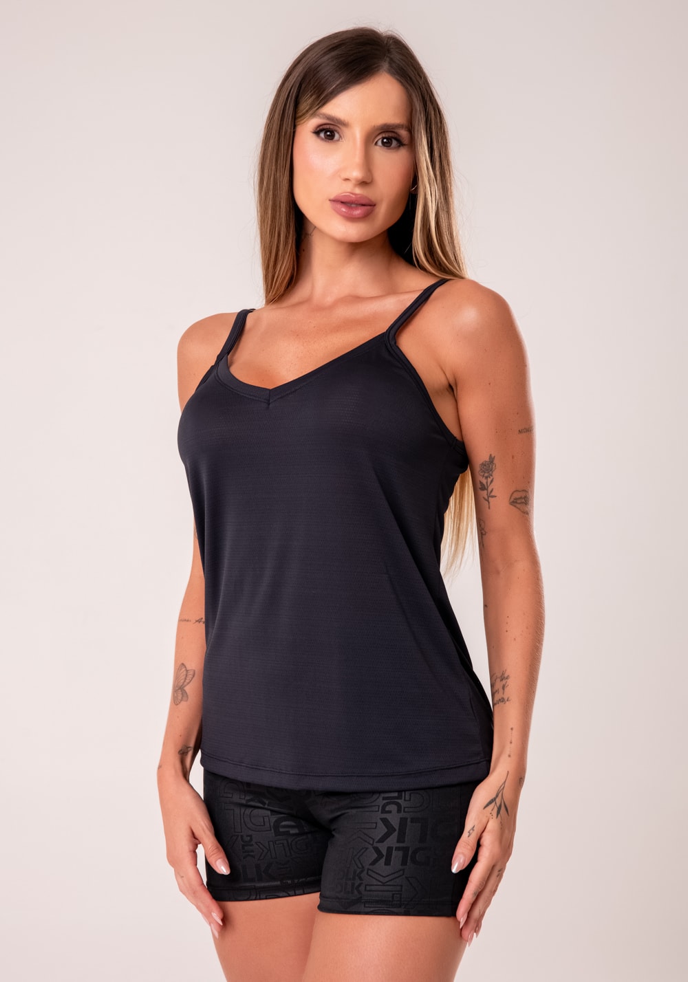 Camiseta fitness feminina preto de alcinha com decote v reflections