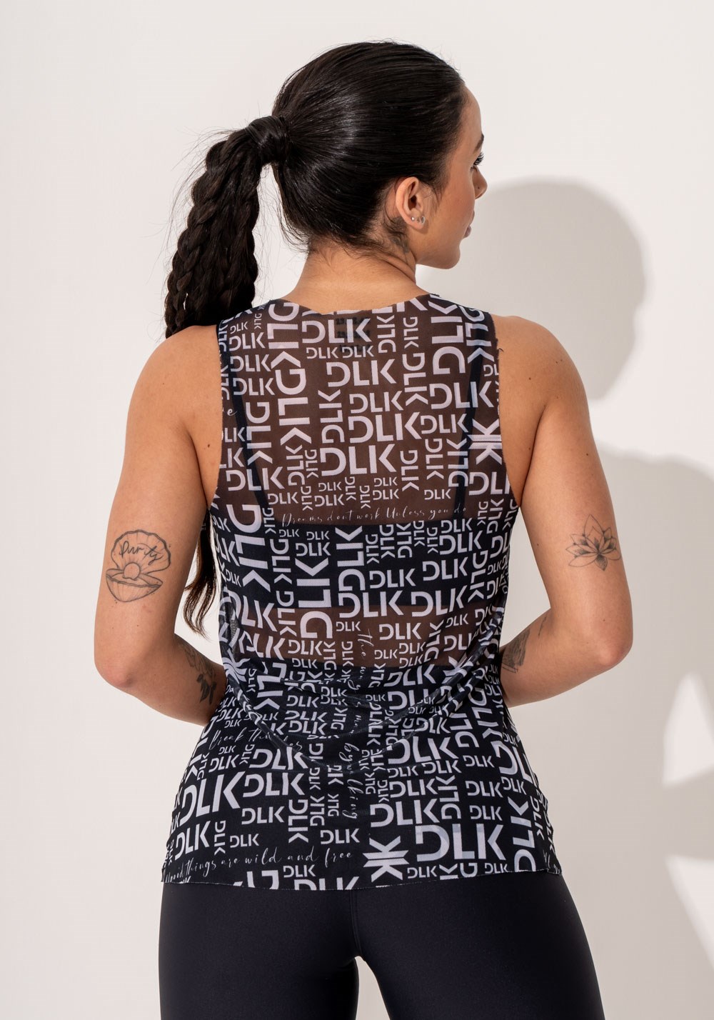 Camiseta fitness feminina preto estampado abertura lateral dlk frases  intense